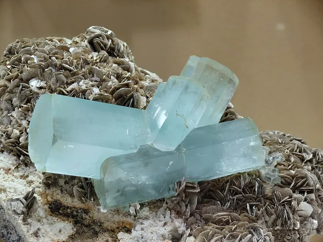 Aigue-marine (Be₃Al₂Si₆O₁₈) : minéral de la famille « silicates (cyclosilicates) », système hexagonal, dureté 7,5 à 8 (Mohs), couleurs : bleu ciel, bleu vert, bleu profond
