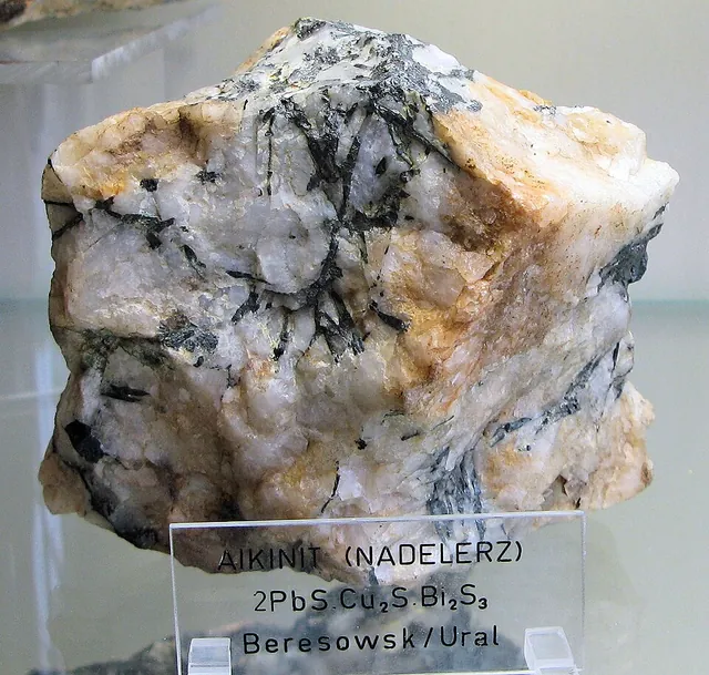 Aikinite (PbCuBiS₃) : minéral de la famille « sulfures et sulfosels », système orthorhombique, dureté 2 à 2,5 (Mohs), couleurs : gris plomb, gris noir