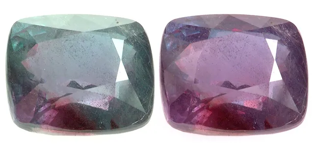 Alexandrite (BeAl₂O₄) : minéral de la famille « oxydes et hydroxydes », système orthorhombique, dureté 8,5 (Mohs), couleurs : vert (lumière du jour), rouge (lumière artificielle)