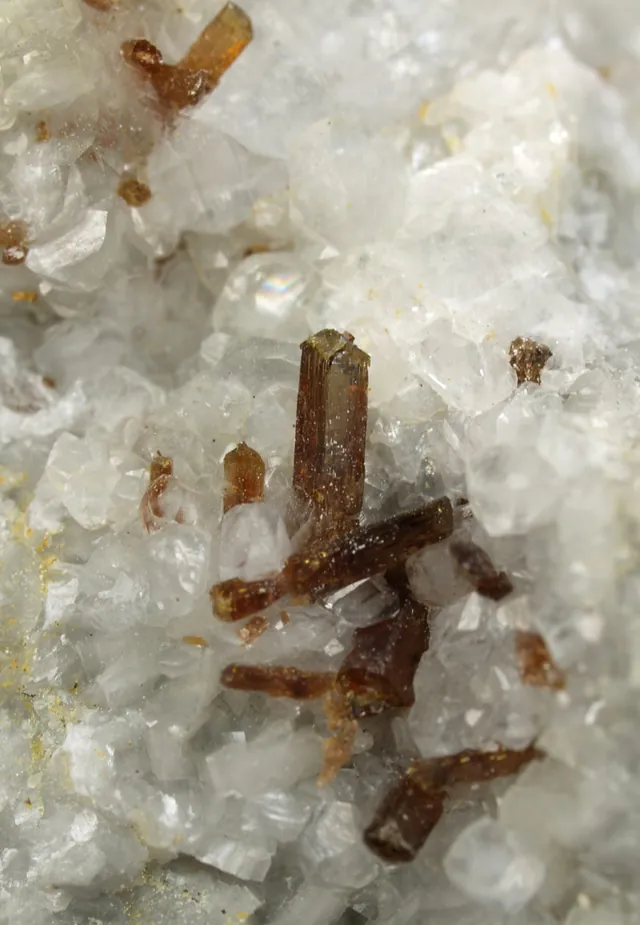 Allanite-(Ce) (CaCe(Al₂Fe²⁺)(SiO₄)(Si₂O₇)O(OH)) : minéral de la famille « silicates (sorosilicates) », système monoclinique, dureté 5,5 à 6 (Mohs), couleurs : noir, brun noir