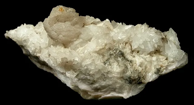 Alstonite (BaCa(CO₃)₂) : minéral de la famille « carbonates », système triclinique, dureté 4 à 4,5 (Mohs), couleurs : blanc, incolore, gris