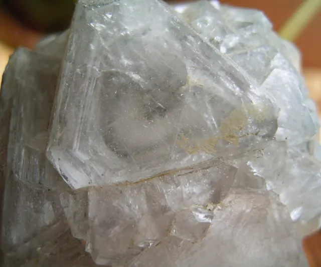 Alunite (KAl₃(SO₄)₂(OH)₆) : minéral de la famille « sulfates, chromates, molybdates et tungstates », système trigonal, dureté 3,5 à 4 (Mohs), couleurs : blanc, gris, jaunâtre, rougeâtre