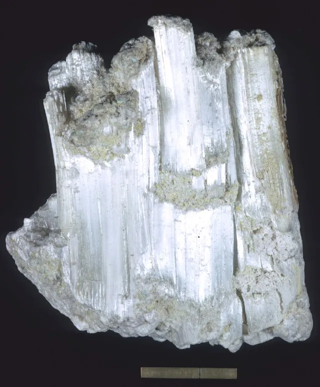 Alunogène (Al₂(SO₄)₃·17H₂O) : minéral de la famille « sulfates, chromates, molybdates et tungstates », système triclinique, dureté 1,5 à 2 (Mohs), couleurs : blanc, incolore, jaunâtre
