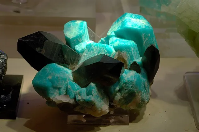 Amazonite (KAlSi₃O₈) : minéral de la famille « silicates (tectosilicates) », système triclinique, dureté 6 à 6,5 (Mohs), couleurs : vert, bleu vert