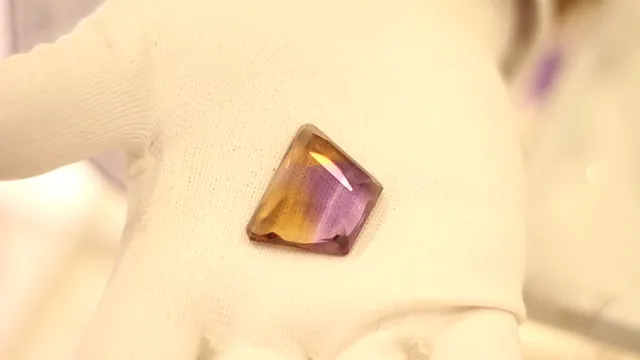 Améthrine (SiO₂) : minéral de la famille « oxydes et hydroxydes », système trigonal, dureté 7 (Mohs), couleurs : violet et jaune, améthyste et citrine