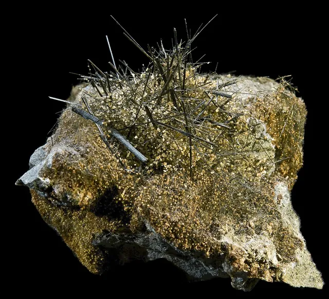 Amphibole (A₀₋₁B₂C₅T₈O₂₂(OH,F)₂) : minéral de la famille « silicates (inosilicates) », système monoclinique et orthorhombique, dureté 5 à 6 (Mohs), couleurs : vert, noir, brun, blanc, bleu