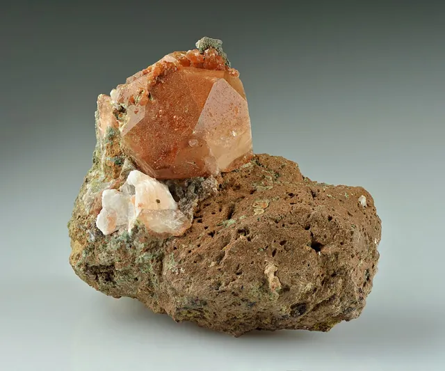 Analcime (NaAlSi₂O₆·H₂O) : minéral de la famille « silicates (tectosilicates) », système cubique, dureté 5 à 5,5 (Mohs), couleurs : incolore, blanc, rosé, gris