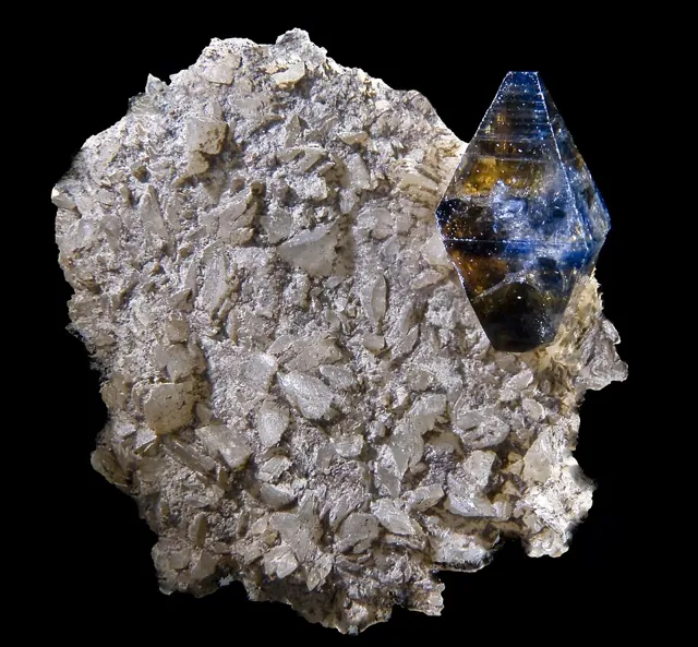 Anatase (TiO₂) : minéral de la famille « oxydes et hydroxydes », système quadratique, dureté 5,5 à 6 (Mohs), couleurs : brun, bleu noir, jaune, gris