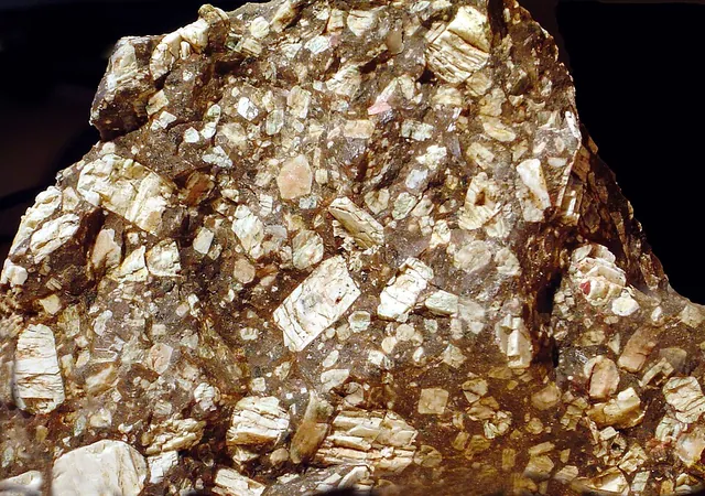 Andésine ((Na,Ca)Al(Si,Al)Si₂O₈) : minéral de la famille « silicates (tectosilicates) », système triclinique, dureté 6 à 6,5 (Mohs), couleurs : blanc, gris, rouge (gemme)