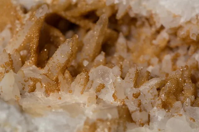 Ankérite (Ca(Fe,Mg,Mn)(CO₃)₂) : minéral de la famille « carbonates », système trigonal, dureté 3,5 à 4 (Mohs), couleurs : blanc, jaune brun, brun