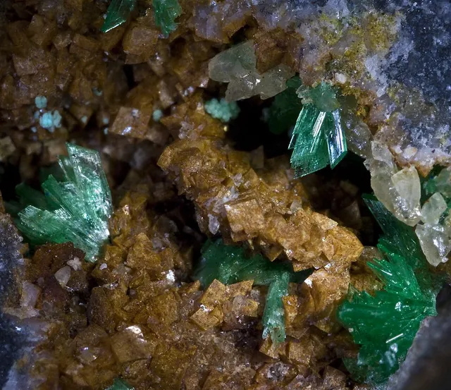 Annabergite (Ni₃(AsO₄)₂·8H₂O) : minéral de la famille « phosphates, arséniates et vanadates », système monoclinique, dureté 1,5 à 2,5 (Mohs), couleurs : vert pomme, vert pâle, blanc grisâtre
