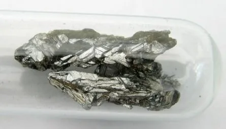 Arsenic (As) : minéral de la famille « éléments natifs », système trigonal, dureté 3,5 (Mohs), couleurs : gris étain, noir (ternissure)