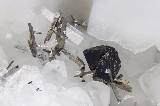 Arsénopyrite (FeAsS) : minéral de la famille « sulfures et sulfosels », système monoclinique, dureté 5,5 à 6 (Mohs), couleurs : blanc argenté, gris acier