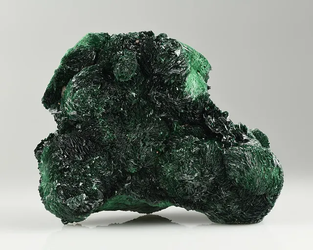Atacamite (Cu₂Cl(OH)₃) : minéral de la famille « halogénures », système orthorhombique, dureté 3 à 3,5 (Mohs), couleurs : vert émeraude, vert noirâtre
