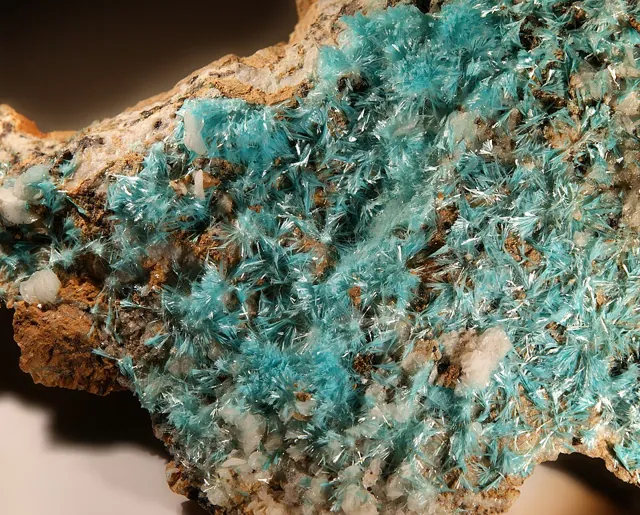 Aurichalcite ((Zn,Cu)₅(CO₃)₂(OH)₆) : minéral de la famille « carbonates », système monoclinique, dureté 1 à 2 (Mohs), couleurs : bleu vert pâle, bleu ciel