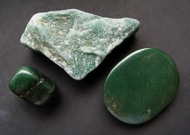 Aventurine (SiO₂) : minéral de la famille « oxydes et hydroxydes », système trigonal, dureté 7 (Mohs), couleurs : vert, bleu vert, brun orangé