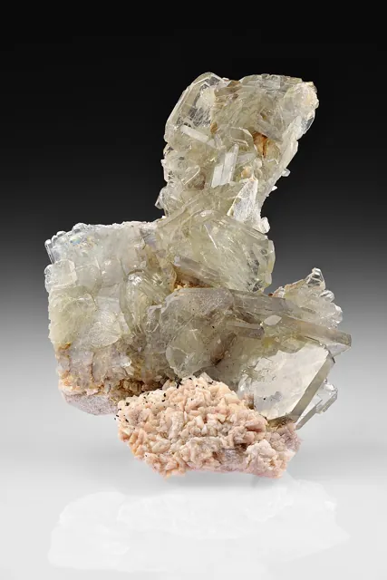 Baryte (BaSO₄) : minéral de la famille « sulfates, chromates, molybdates et tungstates », système orthorhombique, dureté 3 à 3,5 (Mohs), couleurs : incolore, blanc, jaune, bleu, brun, rose