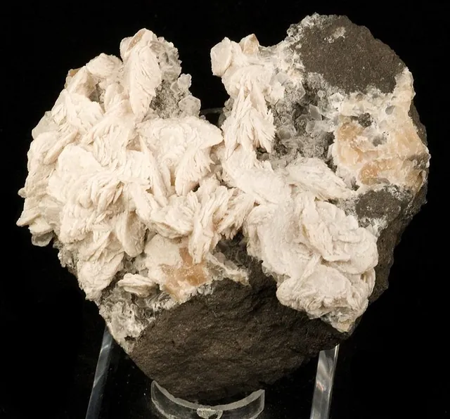 Barytocalcite (BaCa(CO₃)₂) : minéral de la famille « carbonates », système monoclinique, dureté 4 (Mohs), couleurs : blanc, jaune, gris