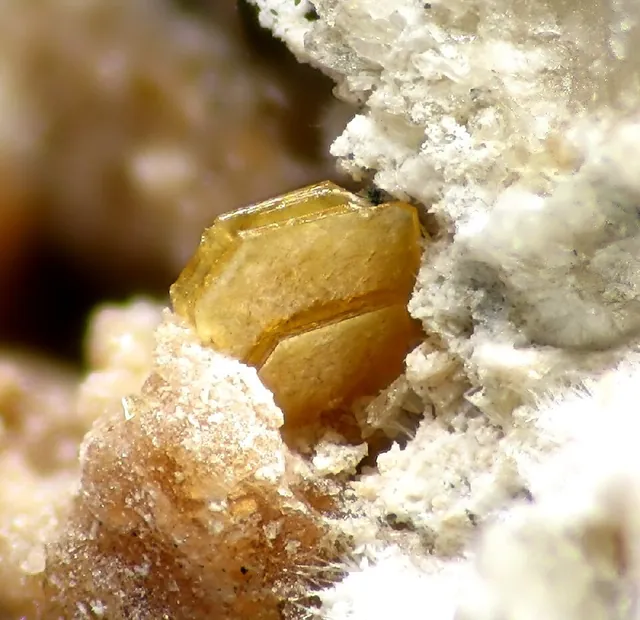 Bassetite (Fe(UO₂)₂(PO₄)₂·10H₂O) : minéral de la famille « phosphates, arséniates et vanadates », système monoclinique, dureté 2,5 (Mohs), couleurs : jaune verdâtre, jaune brun