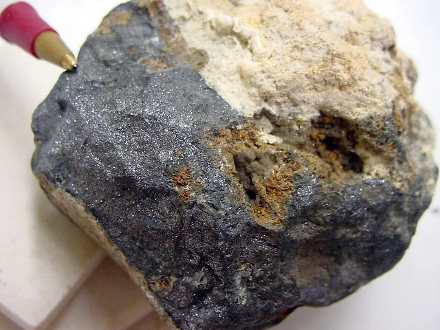 Bismite (Bi₂O₃) : minéral de la famille « oxydes et hydroxydes », système monoclinique, dureté 4,5 (Mohs), couleurs : jaune, jaune verdâtre