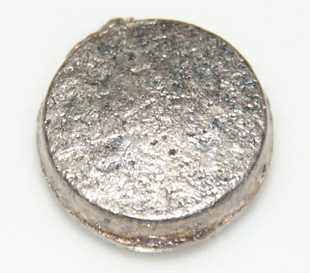 Bismuth (Bi) : minéral de la famille « éléments natifs », système trigonal, dureté 2 à 2,5 (Mohs), couleurs : blanc argenté à reflet rosé, irisations en surface