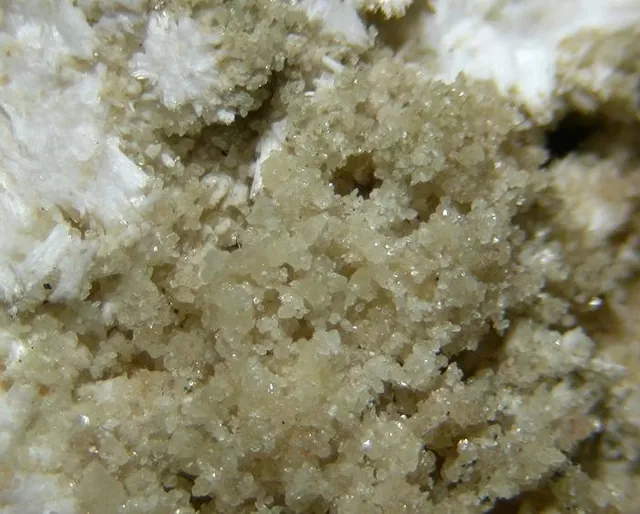 Boehmite (AlO(OH)) : minéral de la famille « oxydes et hydroxydes », système orthorhombique, dureté 3 à 3,5 (Mohs), couleurs : blanc, gris