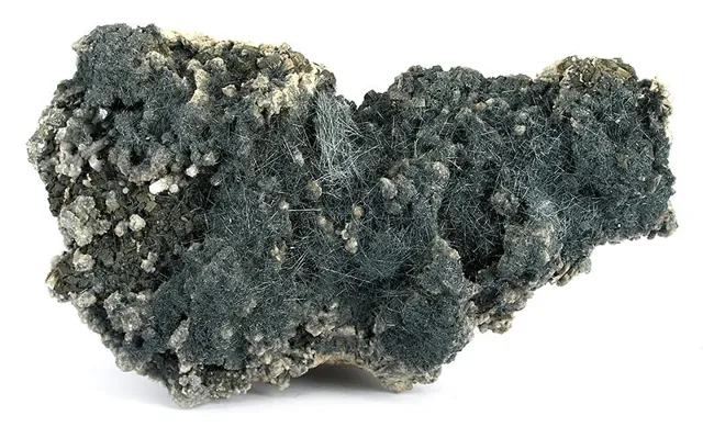 Boulangérite (Pb₅Sb₄S₁₁) : minéral de la famille « sulfures et sulfosels », système monoclinique, dureté 2,5 à 3 (Mohs), couleurs : gris plomb bleuté