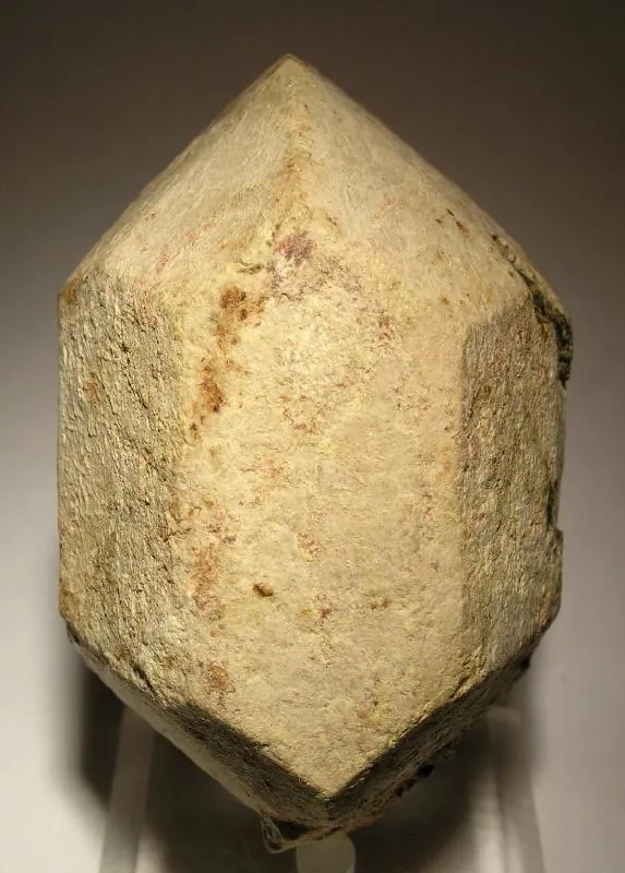 Brannerite ((U,Ca,Ce)(Ti,Fe)₂O₆) : minéral de la famille « oxydes et hydroxydes », système monoclinique, dureté 4,5 à 5 (Mohs), couleurs : noir, brun noir