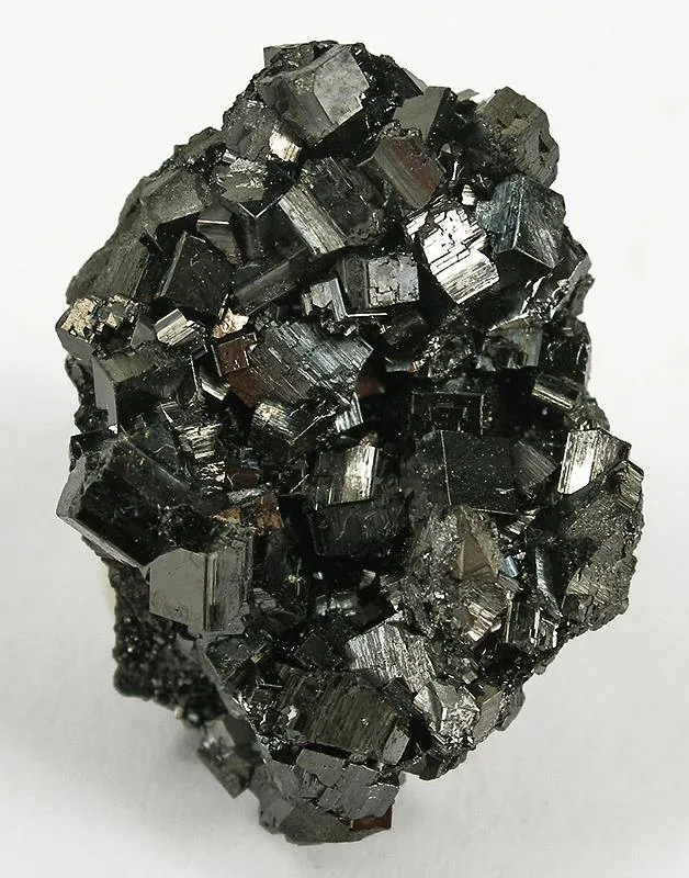 Braunite (Mn²⁺Mn³⁺₆(SiO₄)O₈) : minéral de la famille « oxydes et hydroxydes », système quadratique, dureté 6 à 6,5 (Mohs), couleurs : noir brunâtre, gris acier