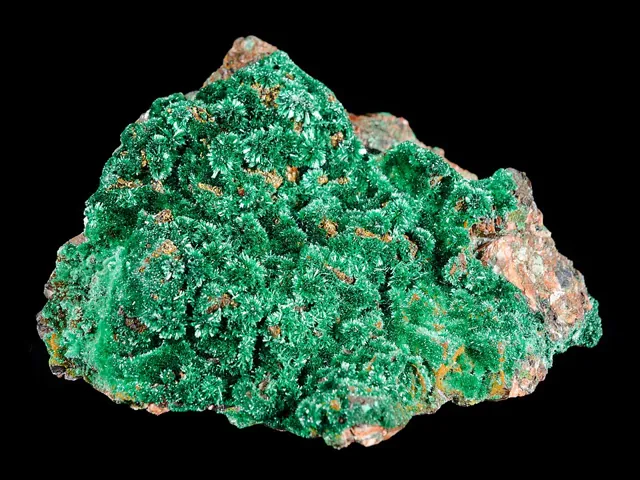 Brochantite (Cu₄SO₄(OH)₆) : minéral de la famille « sulfates, chromates, molybdates et tungstates », système monoclinique, dureté 3,5 à 4 (Mohs), couleurs : vert émeraude, vert noirâtre