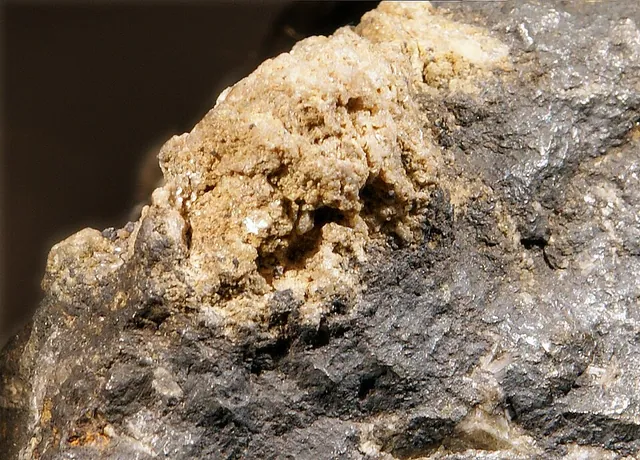 Bromargyrite (AgBr) : minéral de la famille « halogénures », système cubique, dureté 2,5 (Mohs), couleurs : jaune, vert olive, gris