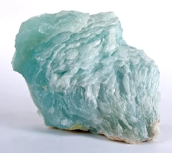 Brucite (Mg(OH)₂) : minéral de la famille « oxydes et hydroxydes », système trigonal, dureté 2,5 à 3 (Mohs), couleurs : blanc, gris, vert pâle, bleuté