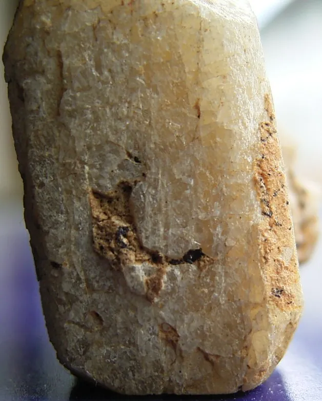 Bytownite ((Ca,Na)Al(Si,Al)Si₂O₈) : minéral de la famille « silicates (tectosilicates) », système triclinique, dureté 6 à 6,5 (Mohs), couleurs : blanc, gris, jaune pâle