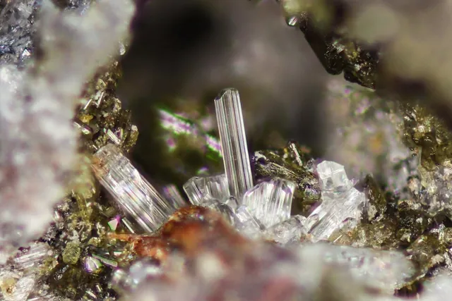 Cancrinite (Na₆Ca₂Al₆Si₆O₂₄(CO₃)₂·2H₂O) : minéral de la famille « silicates (tectosilicates) », système hexagonal, dureté 5 à 6 (Mohs), couleurs : jaune, orange, blanc, rose