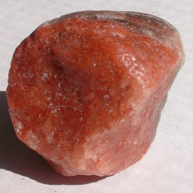 Carnallite (KMgCl₃·6H₂O) : minéral de la famille « halogénures », système orthorhombique, dureté 2,5 (Mohs), couleurs : incolore, rose, rouge, jaune