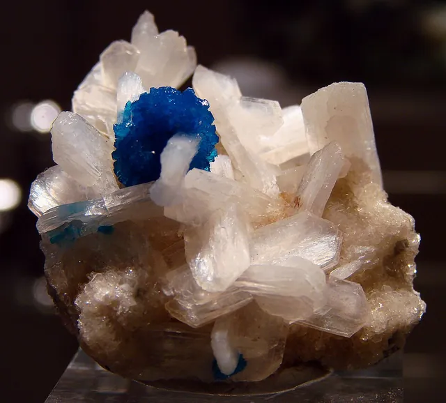 Cavansite (Ca(VO)Si₄O₁₀·4H₂O) : minéral de la famille « silicates (phyllosilicates) », système orthorhombique, dureté 3 à 4 (Mohs), couleurs : bleu vif, bleu vert