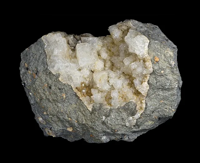 Chabazite (Ca₂Al₄Si₈O₂₄·12H₂O) : minéral de la famille « silicates (tectosilicates) », système trigonal, dureté 4 à 5 (Mohs), couleurs : incolore, blanc, rose, jaunâtre