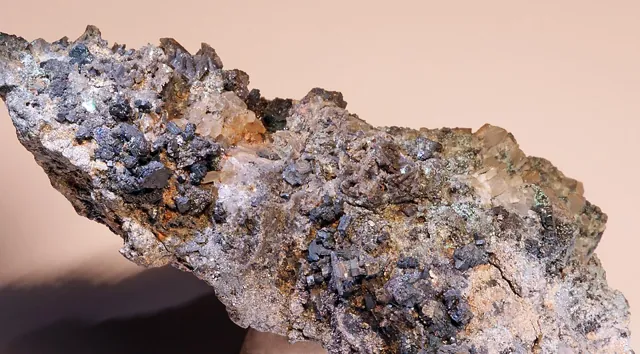 Chalcocite (Cu₂S) : minéral de la famille « sulfures et sulfosels », système monoclinique, dureté 2,5 à 3 (Mohs), couleurs : gris plomb noirâtre