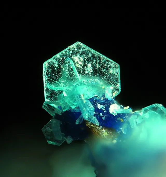 Chalcophyllite (Cu₁₈Al₂(AsO₄)₃(SO₄)₃(OH)₂₇·36H₂O) : minéral de la famille « phosphates, arséniates et vanadates », système trigonal, dureté 2 (Mohs), couleurs : vert émeraude, bleu vert