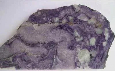 Charoïte (K(Ca,Na)₂Si₄O₁₀(OH,F)·H₂O) : minéral de la famille « silicates (inosilicates) », système monoclinique, dureté 5 à 6 (Mohs), couleurs : violet, lilas, pourpre