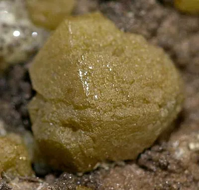 Chlorargyrite (AgCl) : minéral de la famille « halogénures », système cubique, dureté 1,5 à 2,5 (Mohs), couleurs : incolore, gris perle, brun violacé (à la lumière)