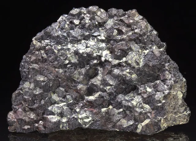 Chromite (FeCr₂O₄) : minéral de la famille « oxydes et hydroxydes », système cubique, dureté 5,5 (Mohs), couleurs : noir, noir brunâtre