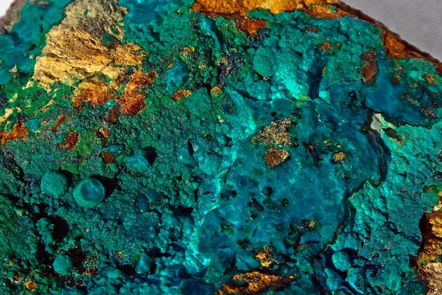Chrysocolle ((Cu,Al)₂H₂Si₂O₅(OH)₄·nH₂O) : minéral de la famille « silicates (phyllosilicates) », système orthorhombique, dureté 2,5 à 3,5 (Mohs), couleurs : bleu vert, bleu ciel, vert