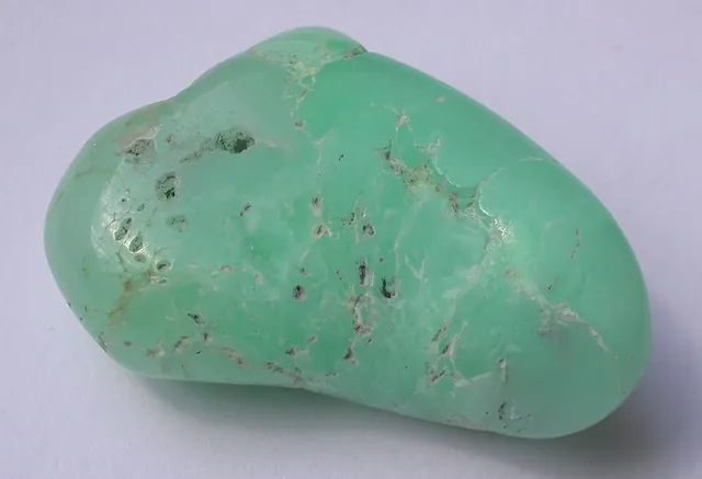 Chrysoprase (SiO₂) : minéral de la famille « oxydes et hydroxydes », système trigonal, dureté 6,5 à 7 (Mohs), couleurs : vert pomme