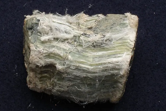 Chrysotile (Mg₃Si₂O₅(OH)₄) : minéral de la famille « silicates (phyllosilicates) », système monoclinique, dureté 2,5 à 3 (Mohs), couleurs : blanc, vert pâle, doré