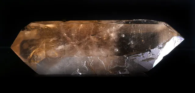 Citrine (SiO₂) : minéral de la famille « oxydes et hydroxydes », système trigonal, dureté 7 (Mohs), couleurs : jaune, jaune doré, orange