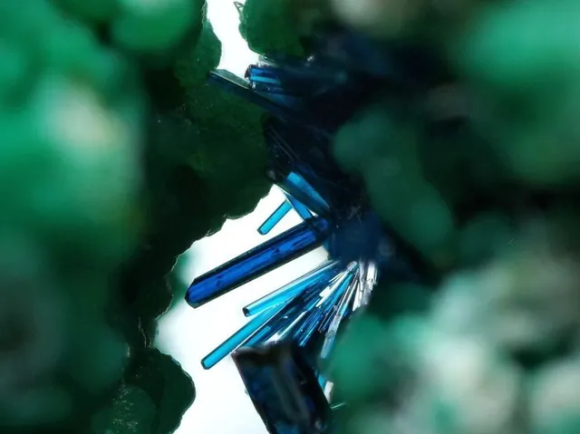 Clinoclase (Cu₃(AsO₄)(OH)₃) : minéral de la famille « phosphates, arséniates et vanadates », système monoclinique, dureté 2,5 à 3 (Mohs), couleurs : bleu vert foncé, vert noirâtre