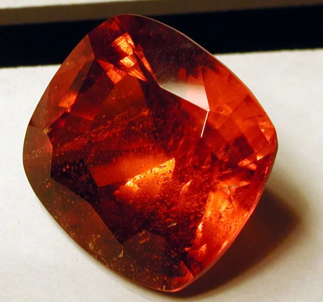 Clinohumite (Mg₉(SiO₄)₄F₂) : minéral de la famille « silicates (nésosilicates) », système monoclinique, dureté 6 (Mohs), couleurs : jaune orangé, brun, orange