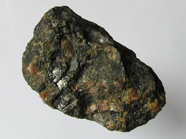 Coffinite (U(SiO₄)₁₋ₓ(OH)₄ₓ) : minéral de la famille « silicates (nésosilicates) », système quadratique, dureté 5 à 6 (Mohs), couleurs : noir, brun noir