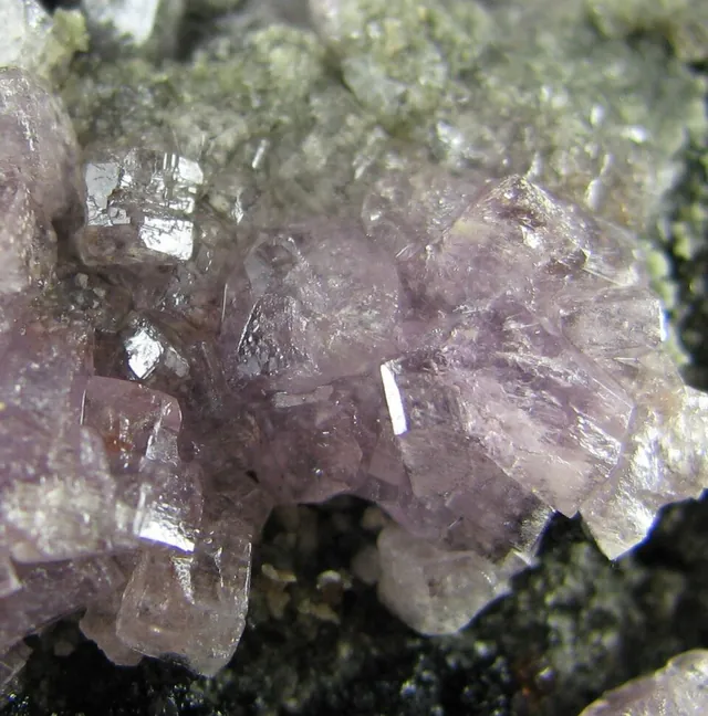 Coquimbite (Fe₂(SO₄)₃·9H₂O) : minéral de la famille « sulfates, chromates, molybdates et tungstates », système trigonal, dureté 2,5 (Mohs), couleurs : violet, lilas, blanc